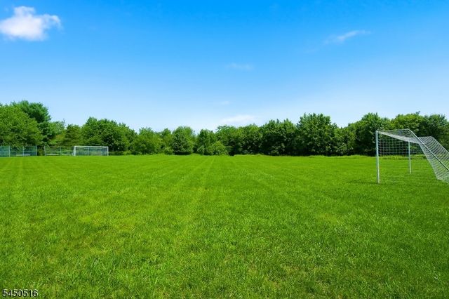 17 Bacorn Rd, Raritan Twp., NJ 08822