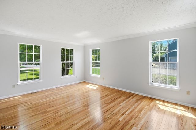 17 Bacorn Rd, Raritan Twp., NJ 08822