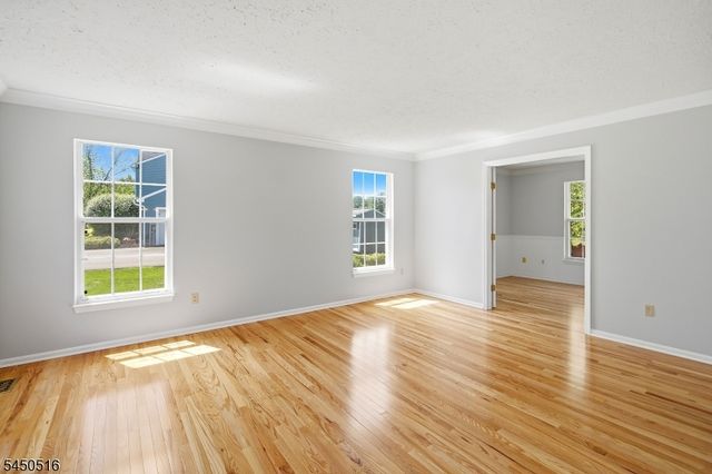 17 Bacorn Rd, Raritan Twp., NJ 08822