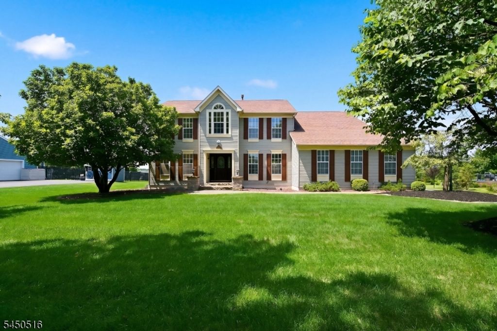 17 Bacorn Rd, Raritan Twp., NJ 08822