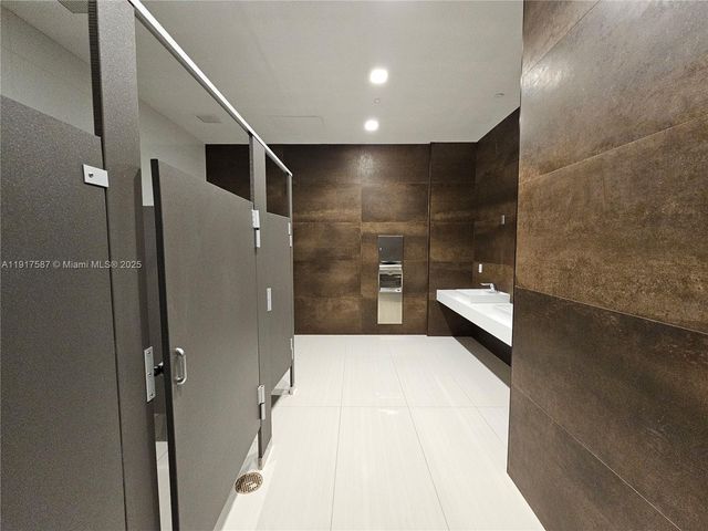 1006 E Hallandale Beach Blvd 4-205, Hallandale Beach, FL 33009