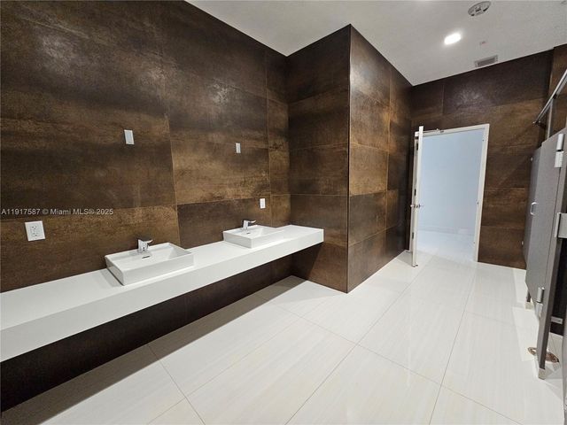 1006 E Hallandale Beach Blvd 4-205, Hallandale Beach, FL 33009