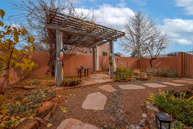 1 Periwinkle, Santa Fe, NM 87507