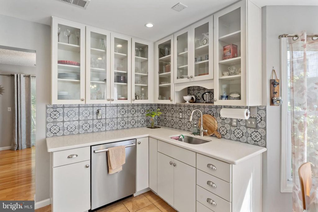 140 MAGEE CT, East Brunswick, NJ 08816