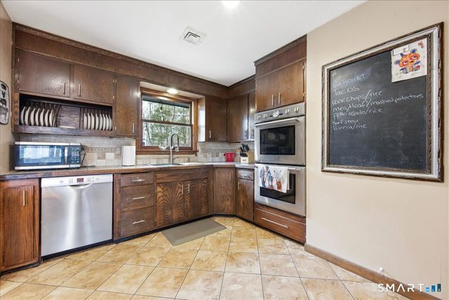 110 Butlertown Road, Waterford, CT 06385