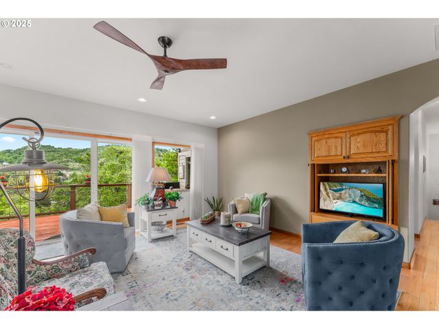 371 Nw RACHEL LYNN Way, Roseburg, OR 97471