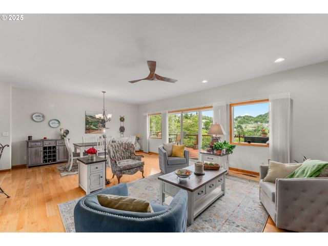 371 Nw RACHEL LYNN Way, Roseburg, OR 97471