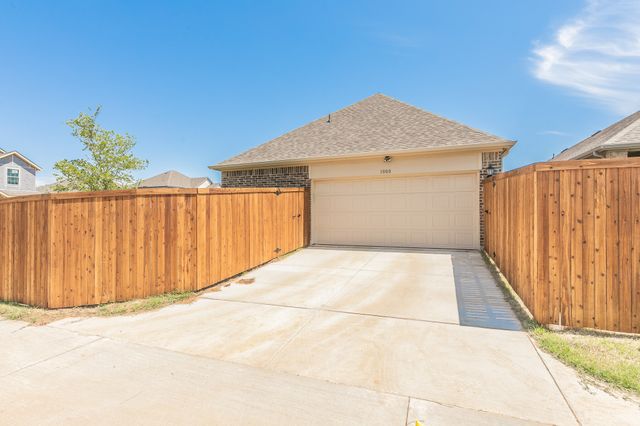 1000 S Hill Drive, Crowley, TX 76036