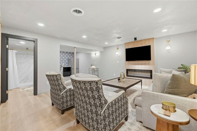 225 SW Seagull Street, Lee's Summit, MO 64082