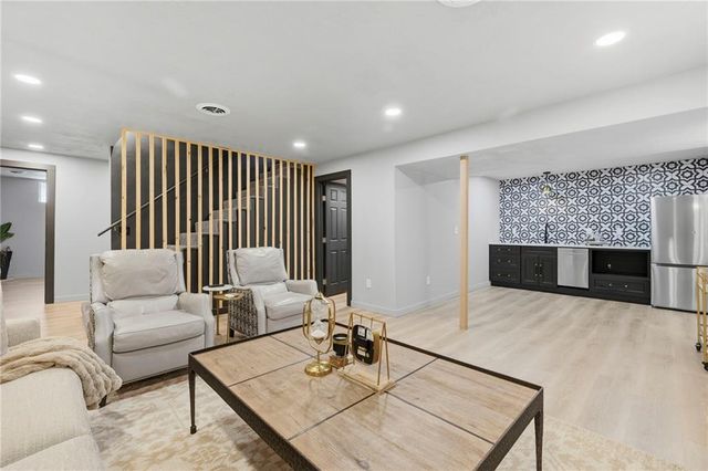 225 SW Seagull Street, Lee's Summit, MO 64082