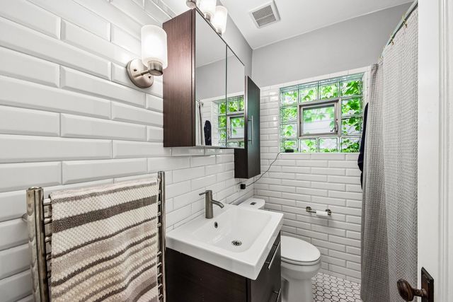 5643 N Campbell Avenue, Chicago, IL 60659