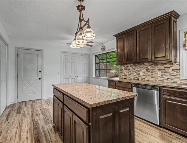 27 Murcia Way, Hot Springs, AR 71909