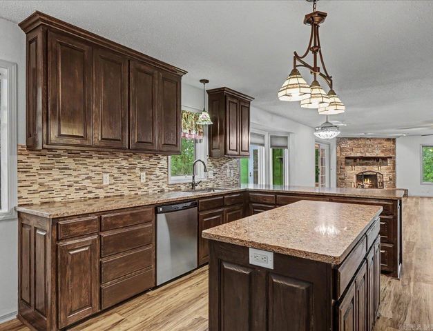 27 Murcia Way, Hot Springs, AR 71909