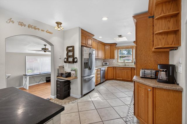 5700 Revelstok Dr, Sacramento, CA 95842