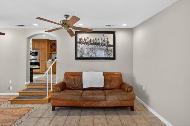 5700 Revelstok Dr, Sacramento, CA 95842