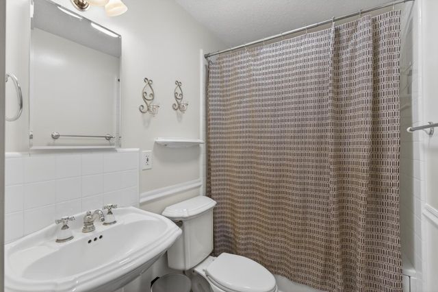 5700 Revelstok Dr, Sacramento, CA 95842