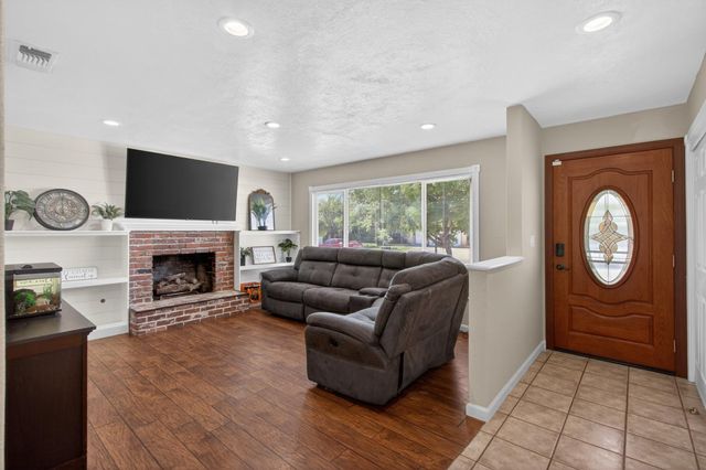 5700 Revelstok Dr, Sacramento, CA 95842