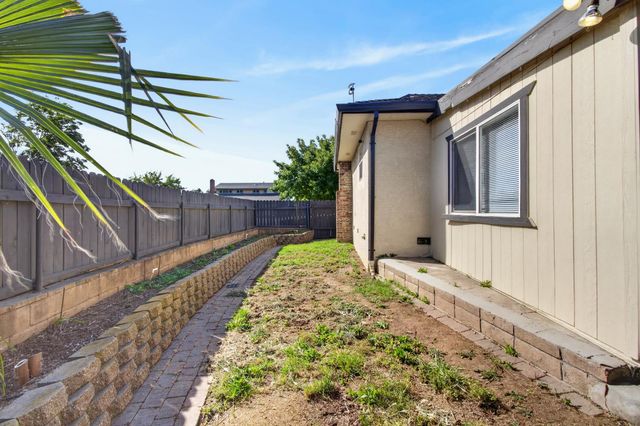 5700 Revelstok Dr, Sacramento, CA 95842