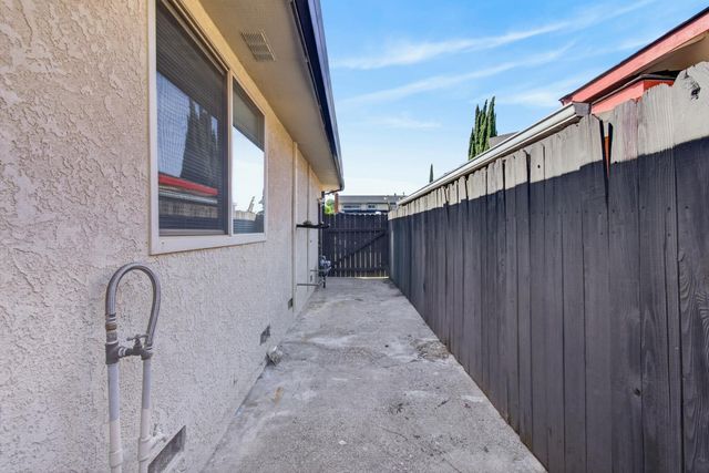 5700 Revelstok Dr, Sacramento, CA 95842
