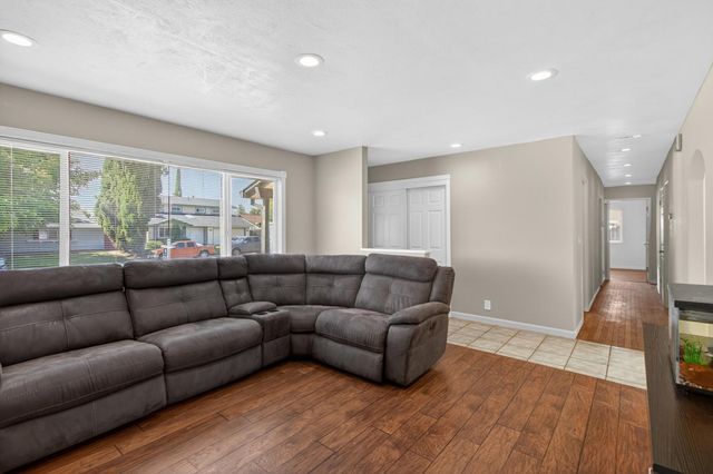 5700 Revelstok Dr, Sacramento, CA 95842