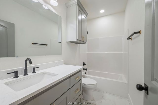 203 Lock Lane, Bryan, TX 77803