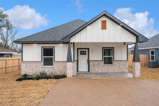 203 Lock Lane, Bryan, TX 77803