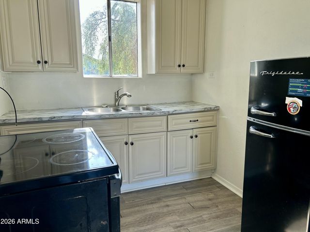 5545 W State Avenue, Glendale, AZ 85301