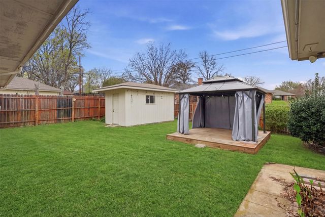 411 Whispering Hills Drive, Duncanville, TX 75137