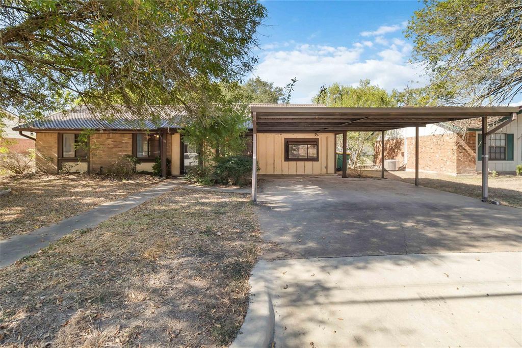 757 N Main ST, La Grange, TX 78945