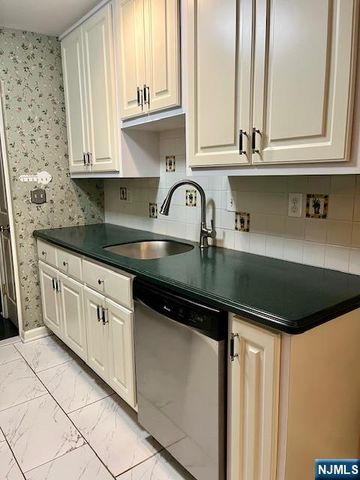 151 Indian Hollow Court 151, Mahwah, NJ 07430