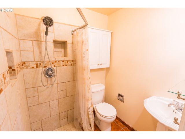 16085 Sw WESTWIND Dr, Beaverton, OR 97078