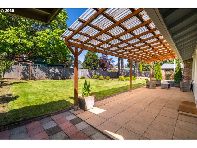 16085 Sw WESTWIND Dr, Beaverton, OR 97078