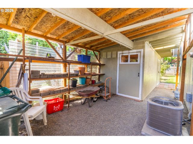 16085 Sw WESTWIND Dr, Beaverton, OR 97078