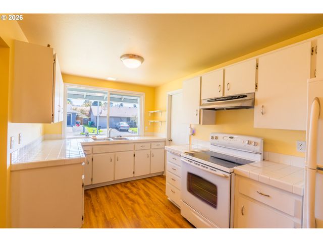 16085 Sw WESTWIND Dr, Beaverton, OR 97078