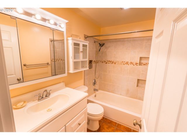 16085 Sw WESTWIND Dr, Beaverton, OR 97078