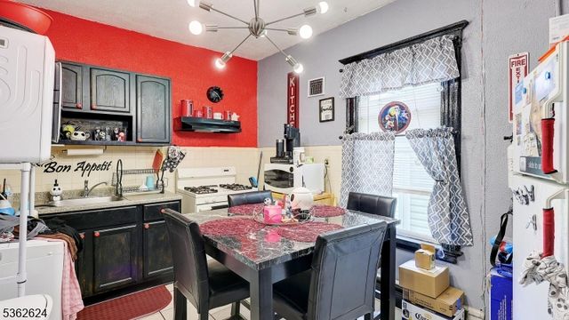 10 Lowden St, Elizabeth City, NJ 07208