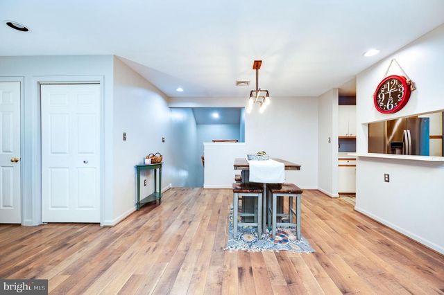 2001 MEADOW GLN, Wyomissing, PA 19610