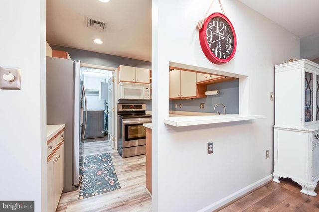 2001 MEADOW GLN, Wyomissing, PA 19610