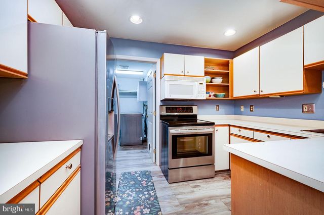 2001 MEADOW GLN, Wyomissing, PA 19610