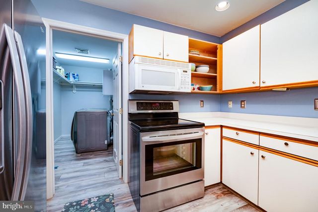 2001 MEADOW GLN, Wyomissing, PA 19610