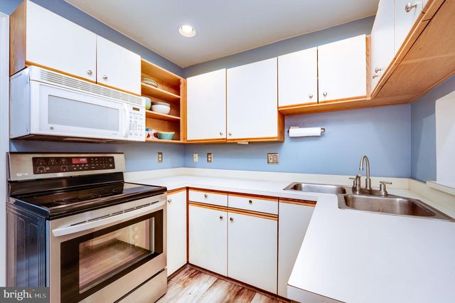 2001 MEADOW GLN, Wyomissing, PA 19610