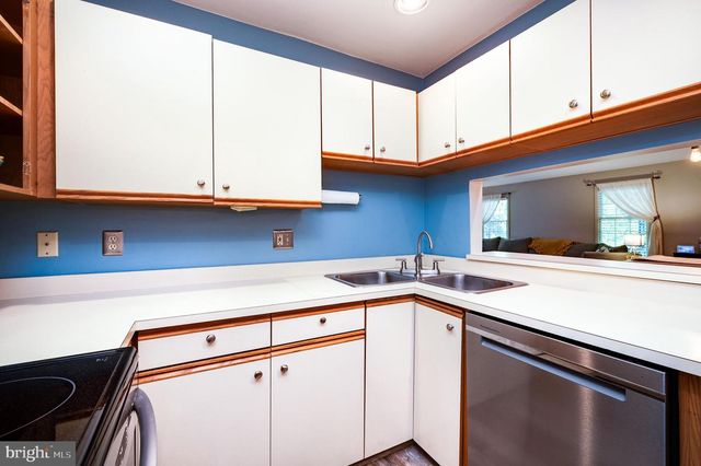 2001 MEADOW GLN, Wyomissing, PA 19610