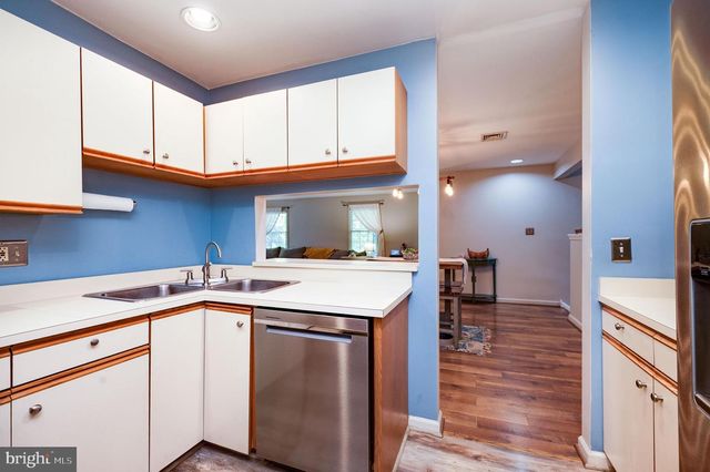 2001 MEADOW GLN, Wyomissing, PA 19610