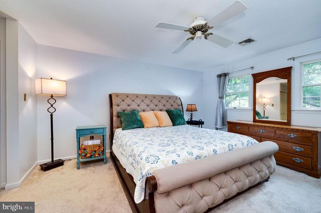 2001 MEADOW GLN, Wyomissing, PA 19610