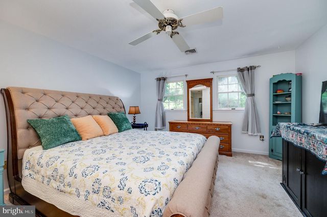 2001 MEADOW GLN, Wyomissing, PA 19610