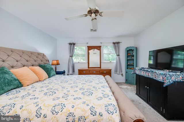 2001 MEADOW GLN, Wyomissing, PA 19610