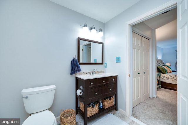 2001 MEADOW GLN, Wyomissing, PA 19610