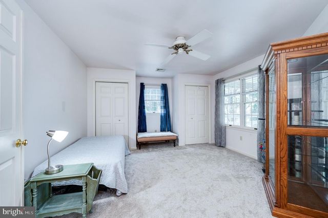 2001 MEADOW GLN, Wyomissing, PA 19610