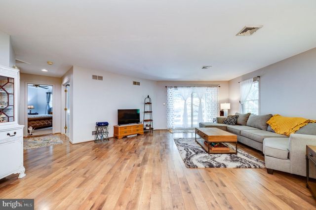 2001 MEADOW GLN, Wyomissing, PA 19610