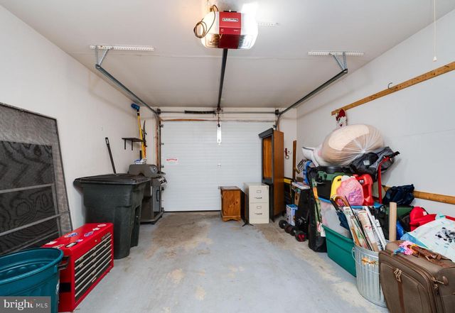 2001 MEADOW GLN, Wyomissing, PA 19610